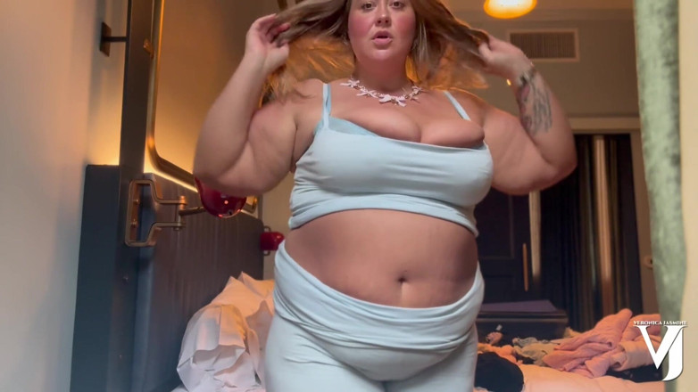 Veronica Jasmine: Obří MILFka máchá tlustými prsy a hraje si sama se...