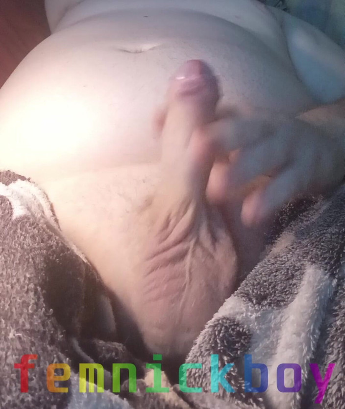 femnickboy: Bertelanjang di atas katil saya, melancap zakar saya yang belum...