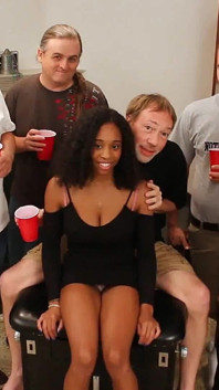 Ebenholz-schönheit ivy junge dicke titten glücklicher gangbang bukkake von alten geezer schwänzen specken sperma auf ihren hottie bod