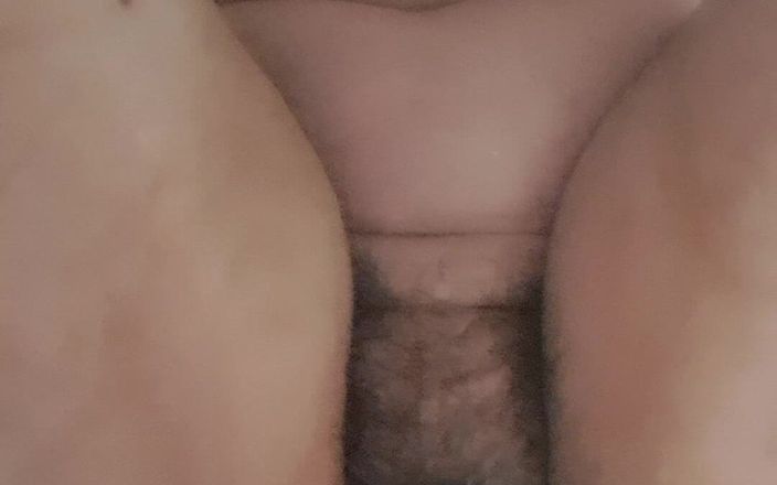 Mommy big hairy pussy: Une chatte poilue s’ouvre pour uriner
