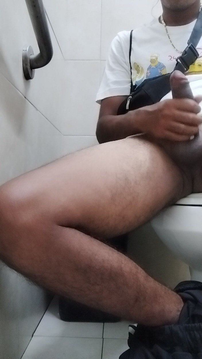 AlexAlejandro13: Masturberen in een badkamer waar hij deed