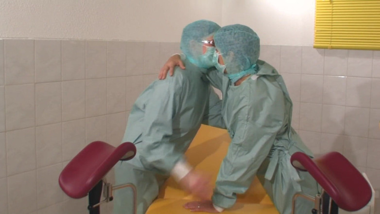 Rubber & Clinic Studio - 1ATOYS: Götümün senin eline ihtiyacı var - fışkırtarak anal orgazm