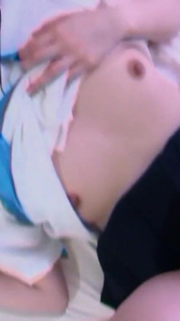 Una japonesa Makoto Kurosaki de vuelta de la universidad esperando a un chico para follar usa el vibrador