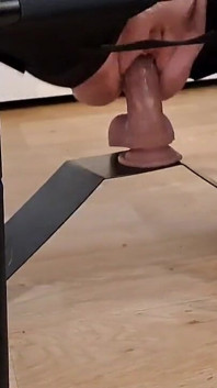 一个很好的假阳具射在黑色的身体托架