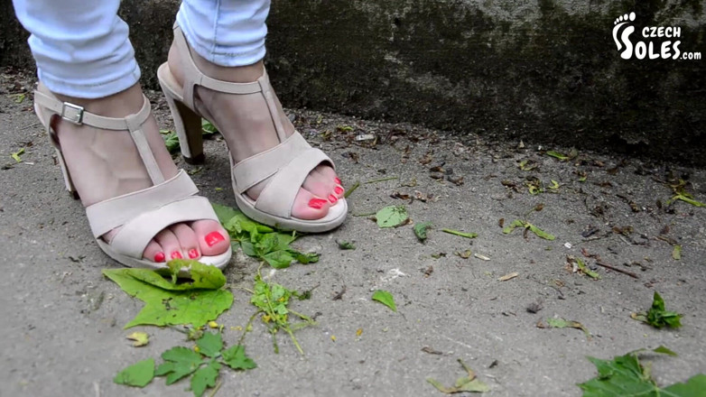 Czech Soles - foot fetish content: 공원에서 하이힐 샌들