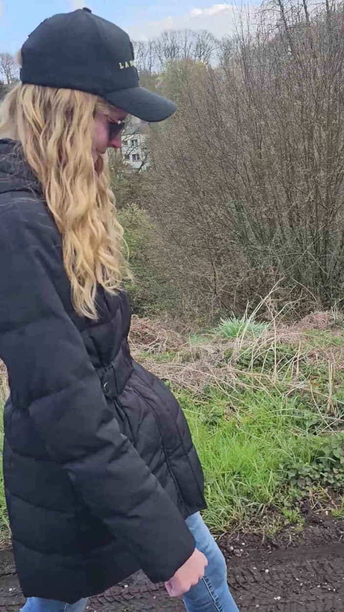 Bikergirl_97: Promenade torride avec des couilles d’amour dans la chatte !