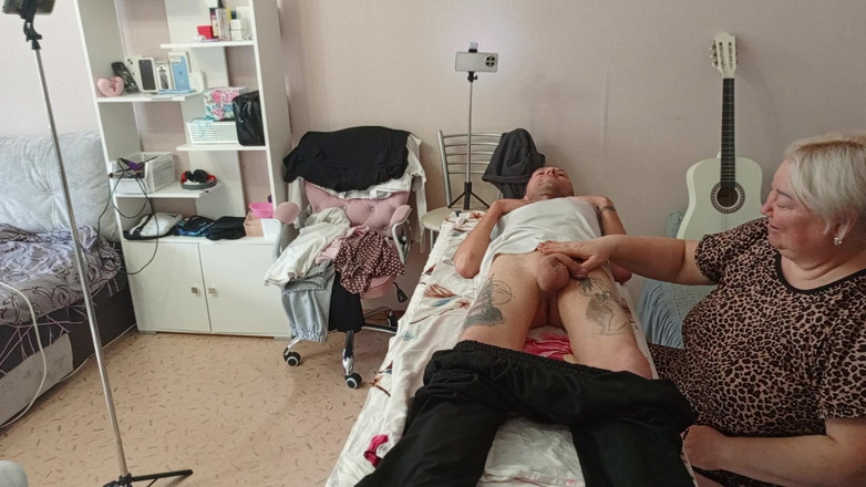 Zona901: La matrigna spompina e mi masturba il cazzo sul lettino...