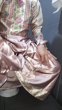 Crossdresser v saténové soupravě masturbace