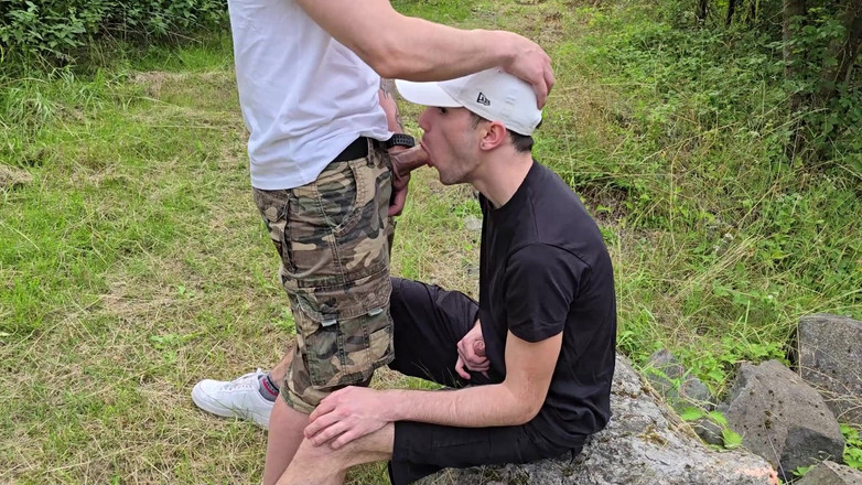 boyzxy212: 迫不及待地想在火车轨道上无套操我的同性恋男孩
