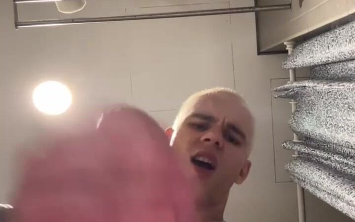 Max_Russell: Ik ging naar het toilet in een hostel en besloot...