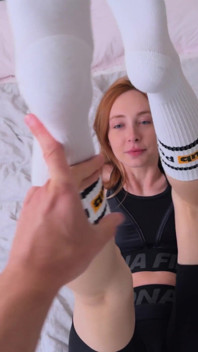Ich habe alle ihre löcher während des yoga-unterrichts gedehnt