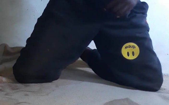 Kenyandick: S-a masturbat în timp ce mi-a urmărit pula mare, clip complet...