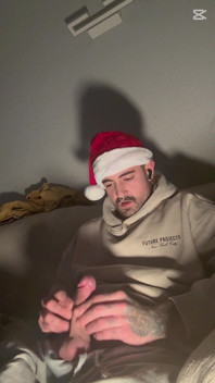 Noel Baba geri döndü ve Christimas'ın bacaklarının arasında hediye ediyor