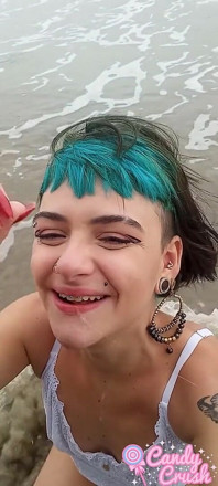 Influencer suge pula în public pe o plajă