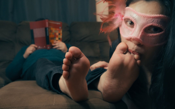 conicroix: Dívka se snaží přesvědčit svou učitelku, aby jí zvýšil známku