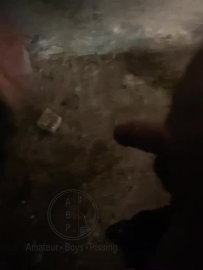 AmateurBoysPissing: Pomáhám mu čůrat na ulici