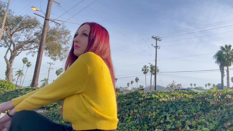 Artemisia Love: Italienische langhaarige MILf artemisia liebt es, im freien eine Zigarette...