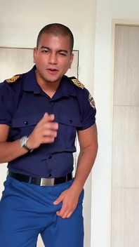 Користувацька фантазія: поліцейський тягне вас, змушуючи мого раба благати про пощаду