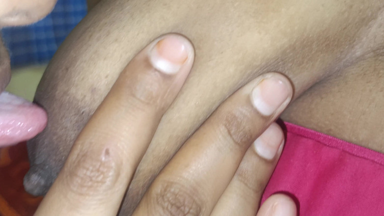 Pushpa studio: レズビアンの胸舐めホット動画