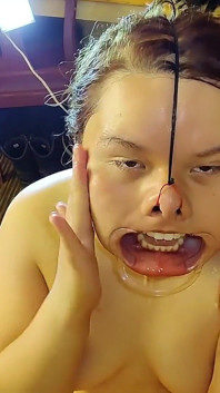 Sie liebt es, mein sperma als gesichtsmaske zu benutzen