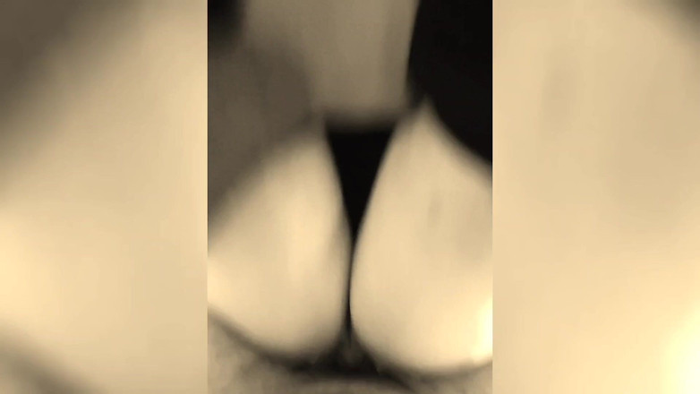 Iran8585: 배다른 여동생에게 침투하지 말라고 약속했지만 그녀의 보지가 너무 젖어 멈출 수 없었습니다.