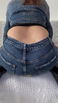 거대한 얼굴의 창녀에게 따먹히는 작은 남자