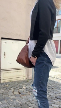 Detalii fierbinți din cauza Blugi Zipper! Fata transsexuală ejaculează pe banca parcului public!