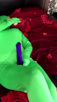 Full Zentai inneslutning leksak leker. BBC Dildo retas, fitta slår och röker genom nylon
