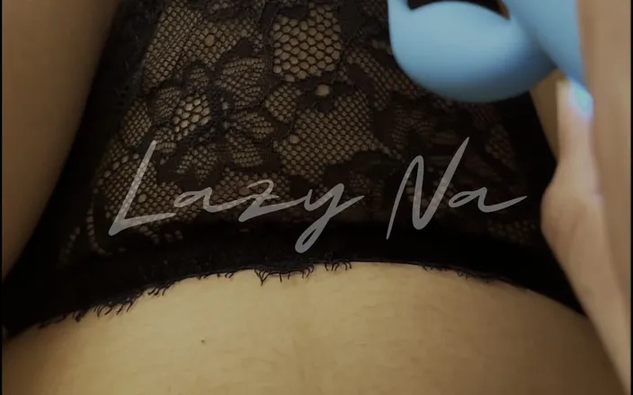 Lazy Na: Azgın kız arkadaşının önünde mastürbasyon yapıyor