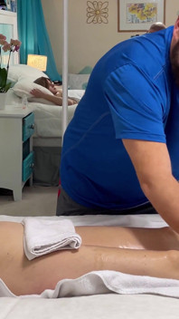 Napalona milf dostaje masaż i anal jebanie 4K