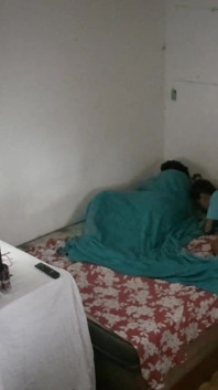 部屋に入ると、継娘がフラメンゴの試合を見ていて、妻の隣で彼女とセックスをしました