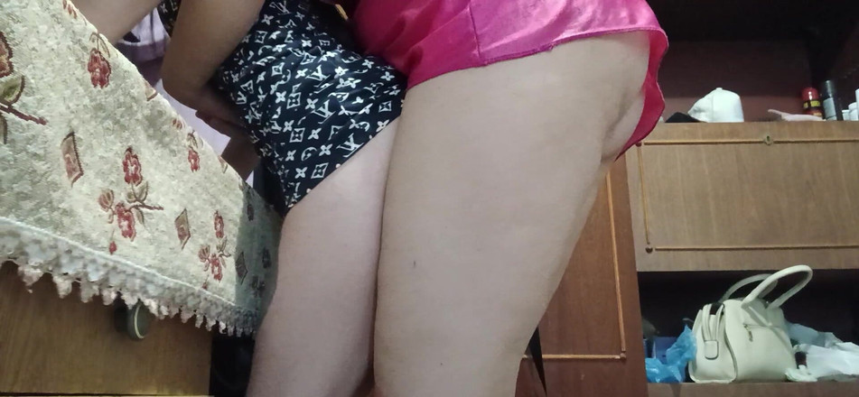 Lesbian-illusion: Während mein freund in den laden ging, fickte seine stiefschwester...