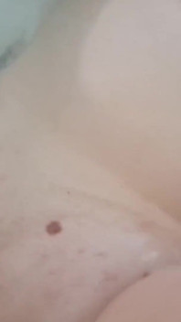 Ngusap memek di kamar mandi