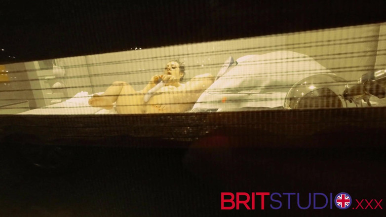 Brit Studio: Kau lihat tetanggamu lagi masturbasi