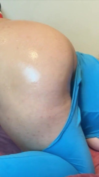 CAMGIRL MIT RUNDER ARSCH WIRD VOR DER KAMERA VERRÜCKT!! TOLLES SPERMA HIER!