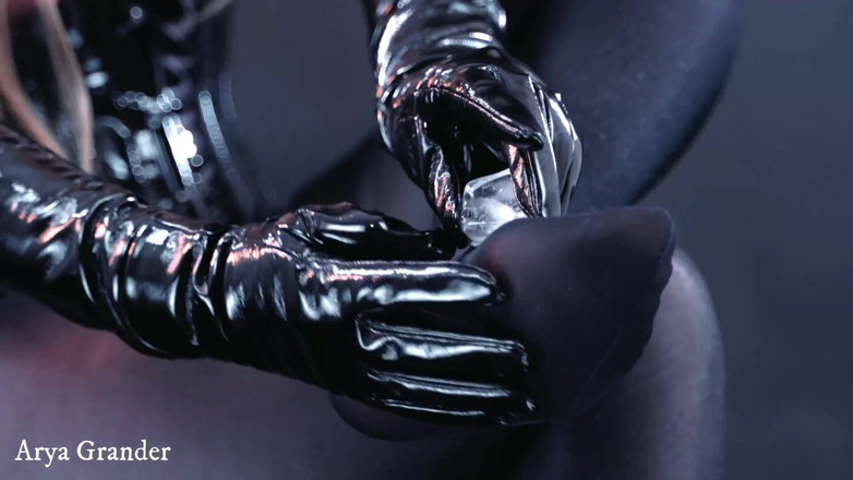 Arya Grander: 아이스 큐브와 검은 팬티 스타킹을 입은 나일론 발 페티쉬