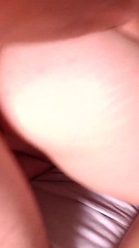 Ragazza figa rosa viene scopata in posizione alla pecorina