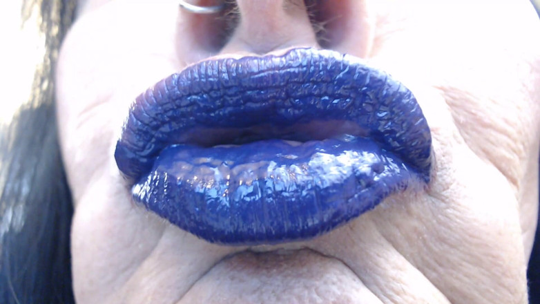 Abby Anna: Blauw paars lippenstok close-up eend