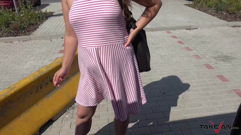 Take Van: Mollige babe wordt gevoed met vers sperma na busje-seks