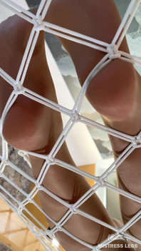 Nylonowa bogini w hamaku niewolnik liże przez rajstopy i majtki