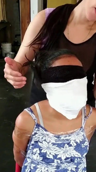 거유의 육덕 거유 팬티로 개그하는 라티나 소녀!