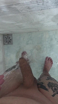 Un joven caliente se corre en la ducha