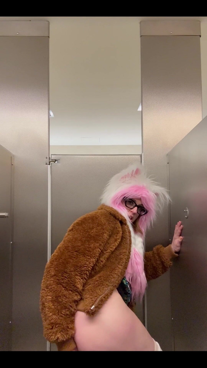 Suzy Wylde: В аеропорту готується до ще анального тренування