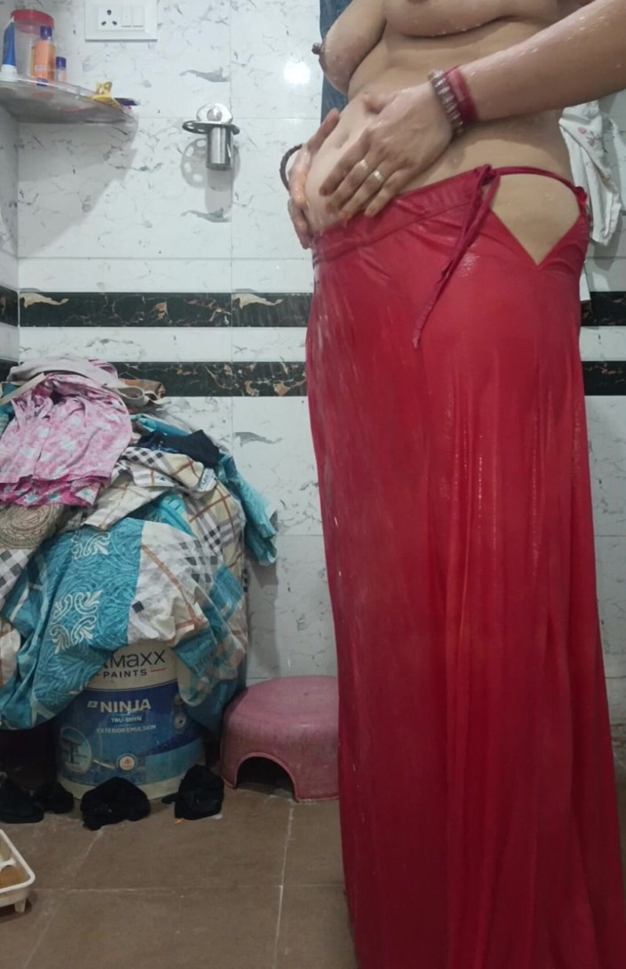 Priyahot77: Priya Bhabi - bela parte de trás, grande rabo, banho de...