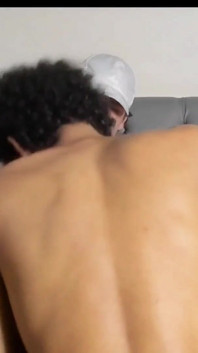 Je convainc mon ami de me sucer la bite et de finir par lui éjaculer sur le visage