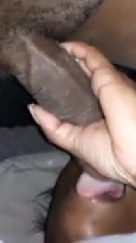Cewek sange ini dientot habis-habisan sama kontol besar pria kulit hitam sampai mengerang keenaan