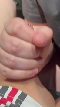 Malý penis s dlouhou předkožkou je saje a honí si, dokud se nevystříká