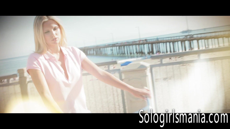 Solo girls mania: La rossa scarlatta si masturba la figa