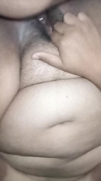 Primo piano della figa paffuta di mia moglie paffuta mentre le metto il mio cazzo dentro