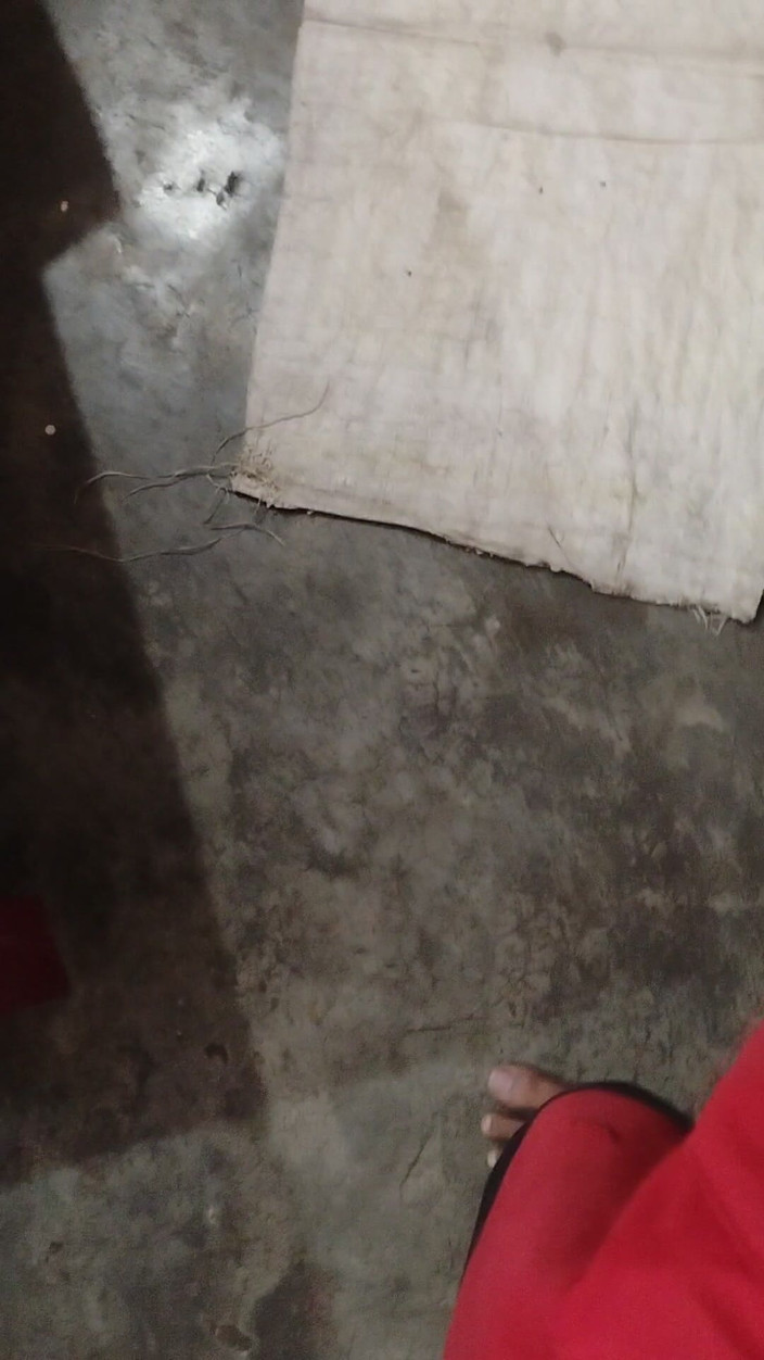 Adi T: Seorang pria seksi memijat penisnya dengan tangannya.